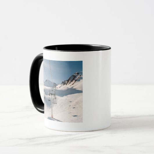 Skiaufzug in der sonnigen schneebedeckten tasse (Vorderseite Links)