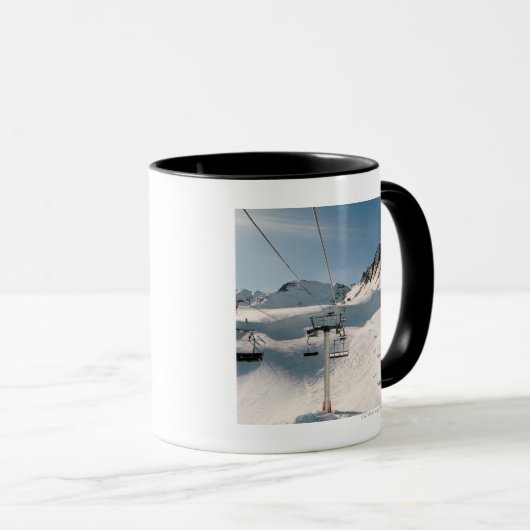 Skiaufzug in der sonnigen schneebedeckten tasse (VorderseiteRechts)