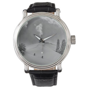 Skibergsteiger im Backcountry in frischem Pulversc Armbanduhr