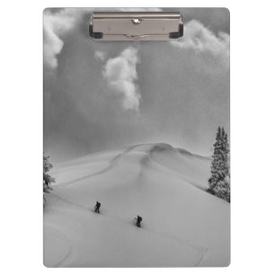 Skibergsteiger im Tiefschnee Klemmbrett