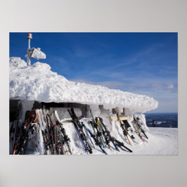 Skier in einem Skigebiet, Plakat für Lappland