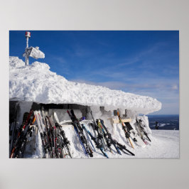 Skier in einem Skigebiet, Plakat für Lappland