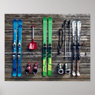 Skier, Stiefel, Skiausrüstung an der Wand hängend Poster