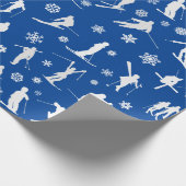 Skiermuster Weiße Silhouetten auf blauem Wrapp Geschenkpapier (Ecke)