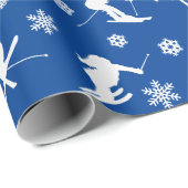 Skiermuster Weiße Silhouetten auf blauem Wrapp Geschenkpapier (Rolleneckpunkt)