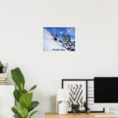Skifahren auf einem Powder-Tagesplakat Poster (Heimbüro)