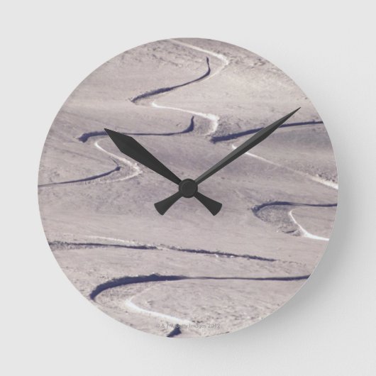Skifahren-Bahnen Runde Wanduhr (Vorderseite)
