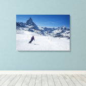 Skifahren mit Matterhorn in Zermatt, Schweiz Leinwanddruck (Insitu (Holzboden))