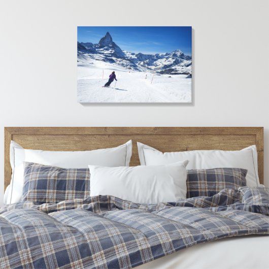 Skifahren mit Matterhorn in Zermatt, Schweiz Leinwanddruck (Insitu (Schlafzimmer))