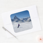 Skifahren mit Matterhorn in Zermatt, Schweiz Quadratischer Aufkleber (Umschlag)