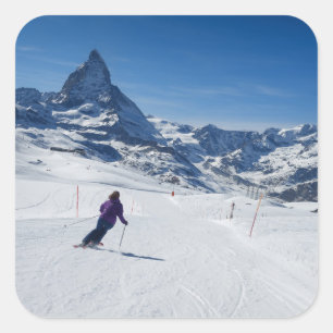 Skifahren mit Matterhorn in Zermatt, Schweiz Quadratischer Aufkleber