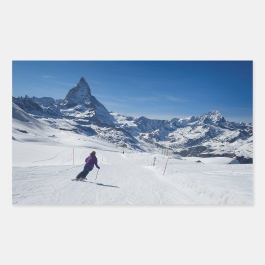 Skifahren mit Matterhorn in Zermatt, Schweiz Rechteckiger Aufkleber (Vorderseite)