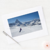 Skifahren mit Matterhorn in Zermatt, Schweiz Rechteckiger Aufkleber (Umschlag)