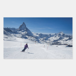 Skifahren mit Matterhorn in Zermatt, Schweiz Rechteckiger Aufkleber