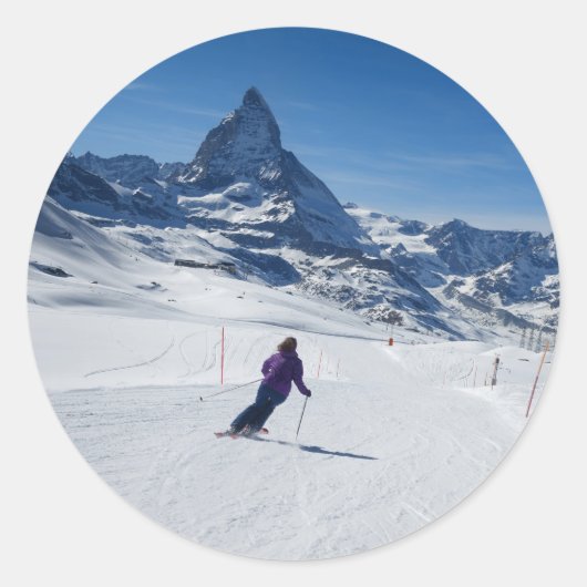 Skifahren mit Matterhorn in Zermatt, Schweiz Runder Aufkleber (Vorderseite)