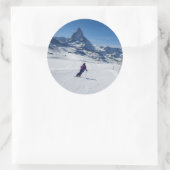Skifahren mit Matterhorn in Zermatt, Schweiz Runder Aufkleber (Tasche)