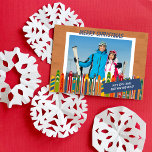 Skifahren Thema Vintage Skier Foto Feiertagskarte<br><div class="desc">Feiern Sie Ihre Liebe zum Skifahren mit dieser benutzerdefinierten Foto-Weihnachtskarte. Sie enthält Ihre individuelle Grußbotschaft und eine Nachricht von Ihnen sowie Ihr Foto zusammen mit meinen Illustrationen von Vintage-Skiern vor einem hellbraunen Hintergrund,  der wie die Holzverkleidung einer Skilodge aussieht.</div>