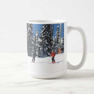Skifahrer an einem schneebedeckten Hang Kaffeetasse