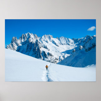 Skifahrer auf dem Snowy Mountain Vista Poster