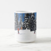 Skifahrer auf einer schneesicheren Piste Kaffeetasse (Mittel)