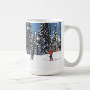 Skifahrer auf einer schneesicheren Piste Kaffeetasse