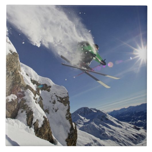 Skifahrer im mitten in der Luft Fliese (Vorderseite)