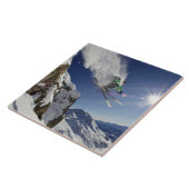 Skifahrer im mitten in der Luft Fliese (Seite)