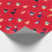 Skifahrer in Schneeflocken auf rotem Papier Geschenkpapier (Ecke)