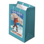 Skifahrer-tragende Schnee-Skis - Lake Tahoe, Mittlere Geschenktüte (Rückseite Schrägansicht)