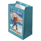 Skifahrer-tragende Schnee-Skis - Lake Tahoe, Mittlere Geschenktüte (Vorderseite Schrägansicht)