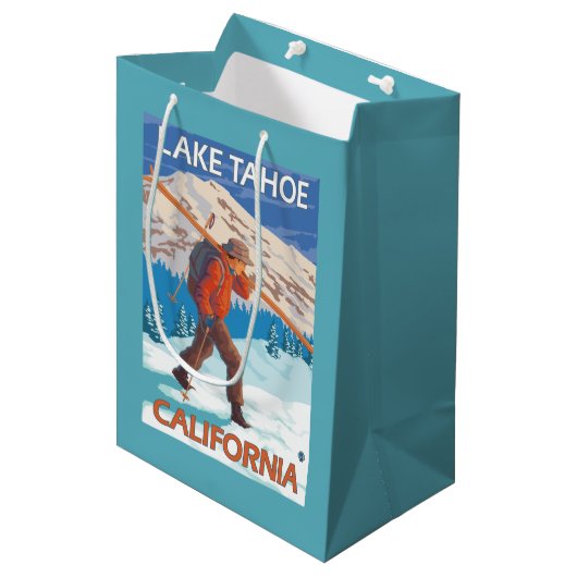 Skifahrer-tragende Schnee-Skis - Lake Tahoe, Mittlere Geschenktüte (Vorderseite Schrägansicht)