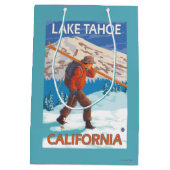 Skifahrer-tragende Schnee-Skis - Lake Tahoe, Mittlere Geschenktüte (Rückseite)
