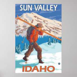 Skifahrer-tragende Schnee-Skis - Sun Valley, Poster
