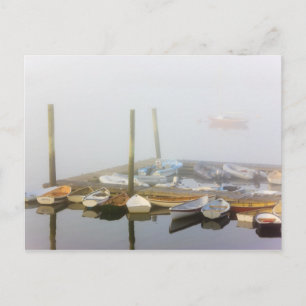 Skiffs und Morgennebel im Southwest Harbor, Postkarte