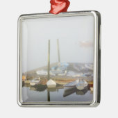Skiffs und Morgennebel im Südwesthafen, Silbernes Ornament (Links)