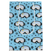 Skiggles Bergblick Schneeflocken Illustration Mittlere Geschenktüte (Rückseite)