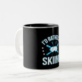 Skiing-Geschenk | Ich würde lieber Skifahren Zweifarbige Tasse (Vorderseite Links)