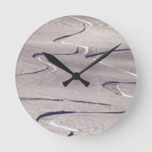 Skiing Tracks Runde Wanduhr