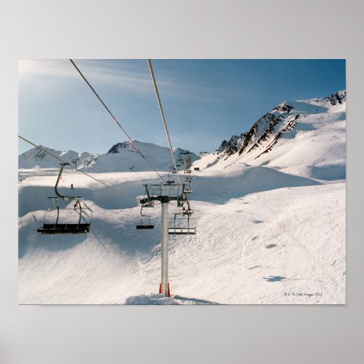 Skilift in sonniger Schneelandschaft Poster (Vorne)