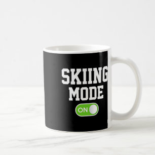 Skimodus auf dem sonnigen Skifahrer Kaffeetasse