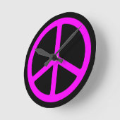 Skinnrosa Friedenszeichen auf der schwarzen Wall-U Runde Wanduhr (Winkel)