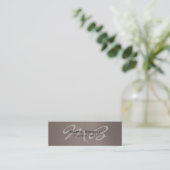 Skinny Trendy Chic Beige Monogram Business Card Mini Visitenkarte (Stehend Vorderseite)