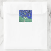 Skinny White Tree mit Wirblem Sky Quadratischer Aufkleber (Tasche)