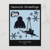 Skis, hat, goggles & snowflakes holiday postkarte (Vorderseite)