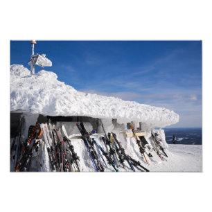 Skis in einem Skierholungsort, Lappland-Fotodruck Fotodruck
