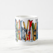 Skis und Snowboards im Schnee Kaffeetasse (Mittel)