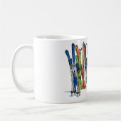 Skis und Snowboards im Schnee Kaffeetasse (Links)
