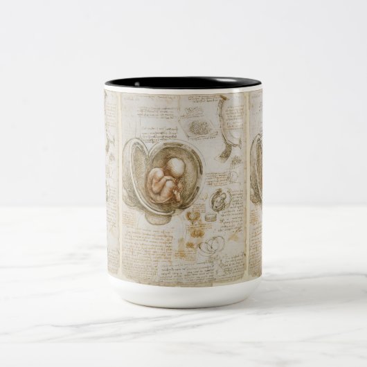 Skizze des Fötusses durch Leonardo da Vinci Zweifarbige Tasse (Mittel)