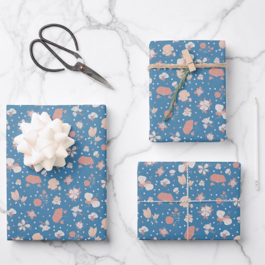 Skizzierte Blumen auf Azure Geschenkpapier Set (Vorderseite)