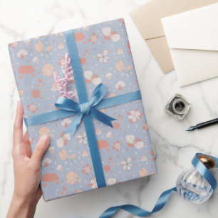 Skizzierte Blumen auf Hellblau Geschenkpapier